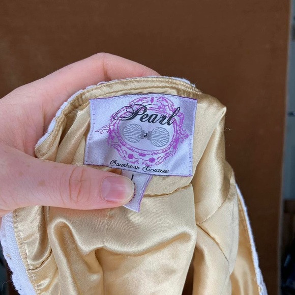 Modern Pearl Southern Couture White Lace Overlay Miniskirt, Size L. - Picture 4 of 4